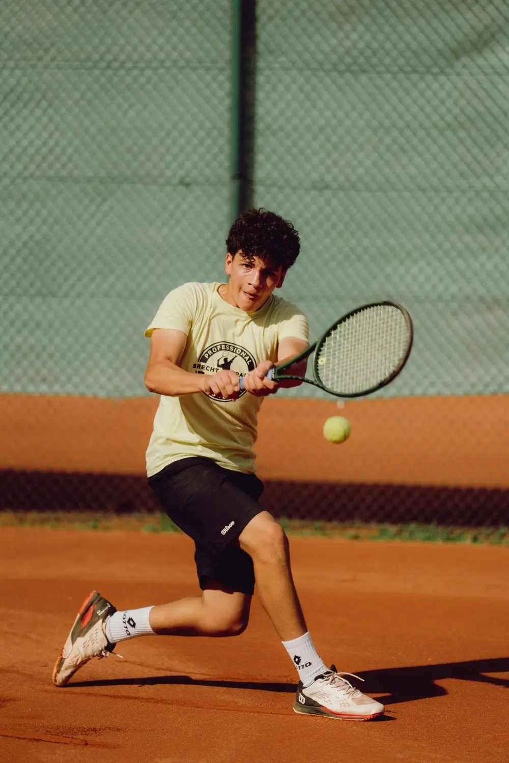 Spieler beim Rückhandschlag